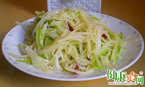 下鍋前先清水濾洗炒土豆絲不粘鍋